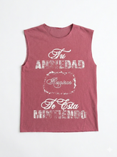 Load image into Gallery viewer, TU ANSIEDAD TE ESTA MINTIENDO CROPPED CUT OFF T-SHIRT CLAY RED
