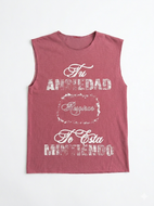 TU ANSIEDAD TE ESTA MINTIENDO CROPPED CUT OFF T-SHIRT CLAY RED